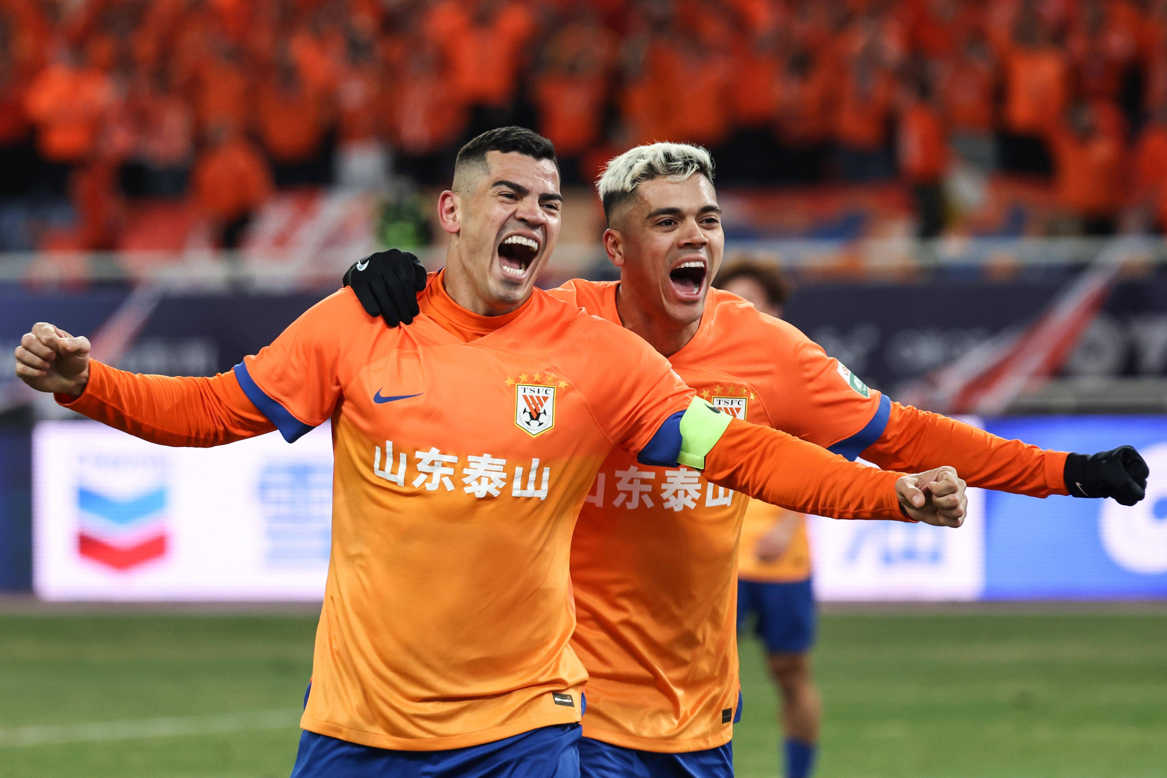 山东泰山训练开放日；国际比赛日更衣室发声引欢呼；亚冠在即；临场指挥获称赞的简单介绍