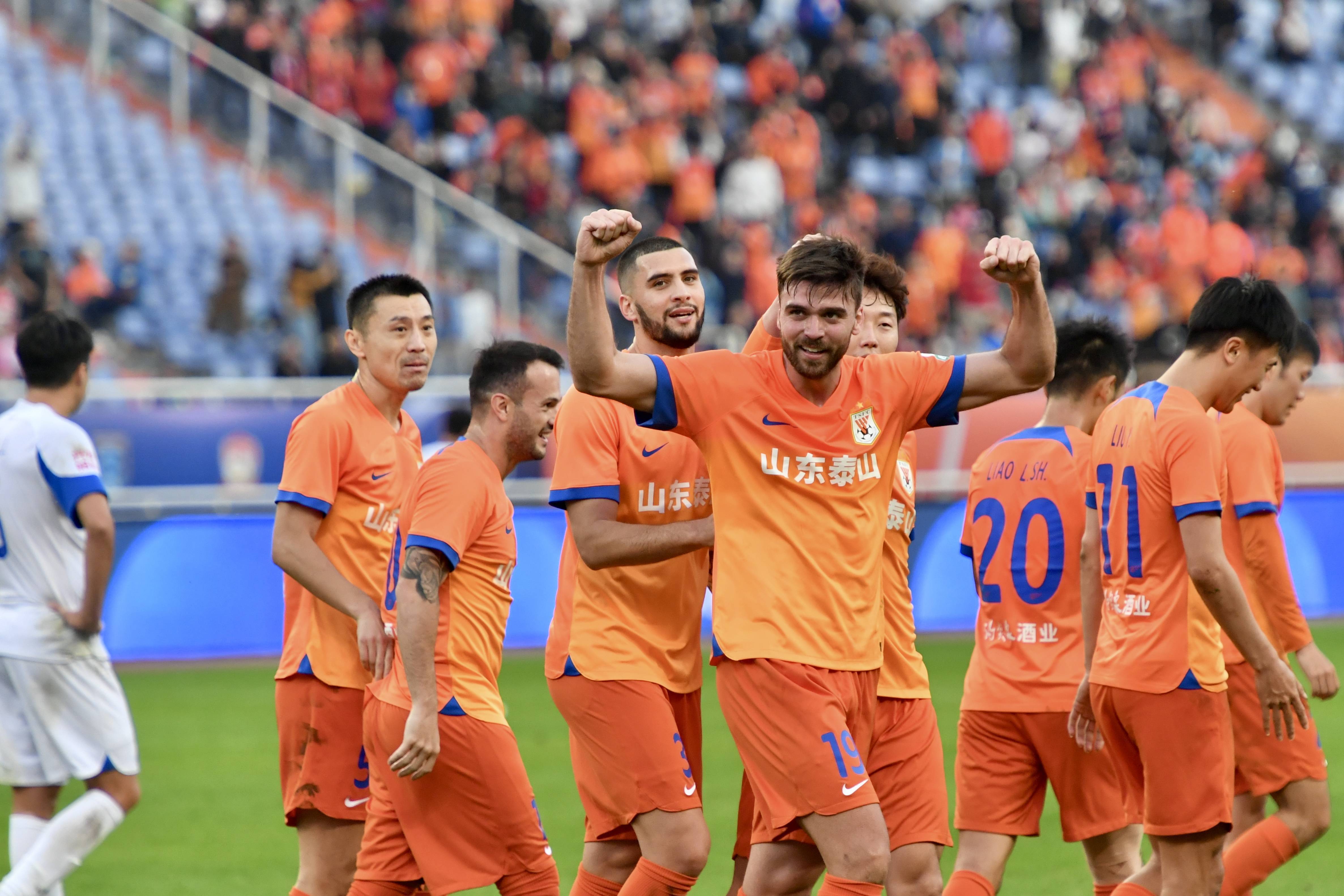 山东泰山训练开放日；国际比赛日更衣室发声引欢呼；亚冠在即；临场指挥获称赞的简单介绍